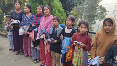 Strahlende Kinder in Belkotgadhi Nuwakot beim Auspacken abgegebener Kleidung Dank Nepalhilfe Nepal Spenden von Maya Nepalhilfe.