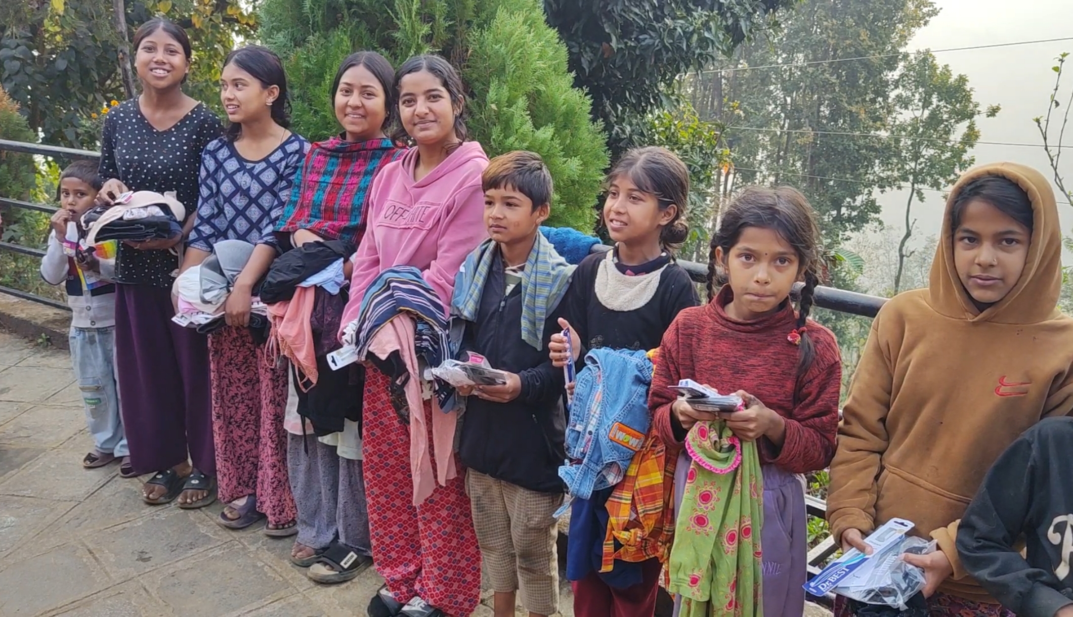 Strahlende Kinder in Belkotgadhi Nuwakot beim Auspacken abgegebener Kleidung Dank Nepalhilfe Nepal Spenden von Maya Nepalhilfe.