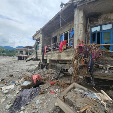 Ajit von der Maya Nepalhilfe im Gespräch mit Flutopfern in einer Notunterkunft in Nuwakot.