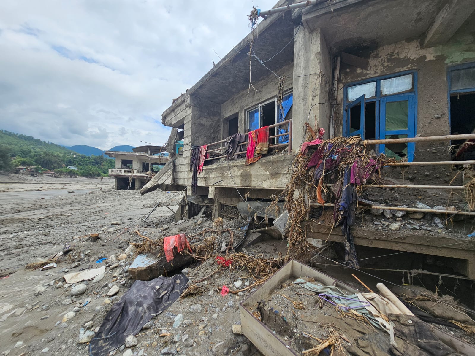 Ajit von der Maya Nepalhilfe im Gespräch mit Flutopfern in einer Notunterkunft in Nuwakot.