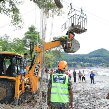 Eine Notfall-Seilbahn befördert Hilfsgüter über den reißenden Trishuli-Fluss im Distrikt Nuwakot.