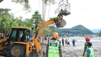 Eine Notfall-Seilbahn befördert Hilfsgüter über den reißenden Trishuli-Fluss im Distrikt Nuwakot.