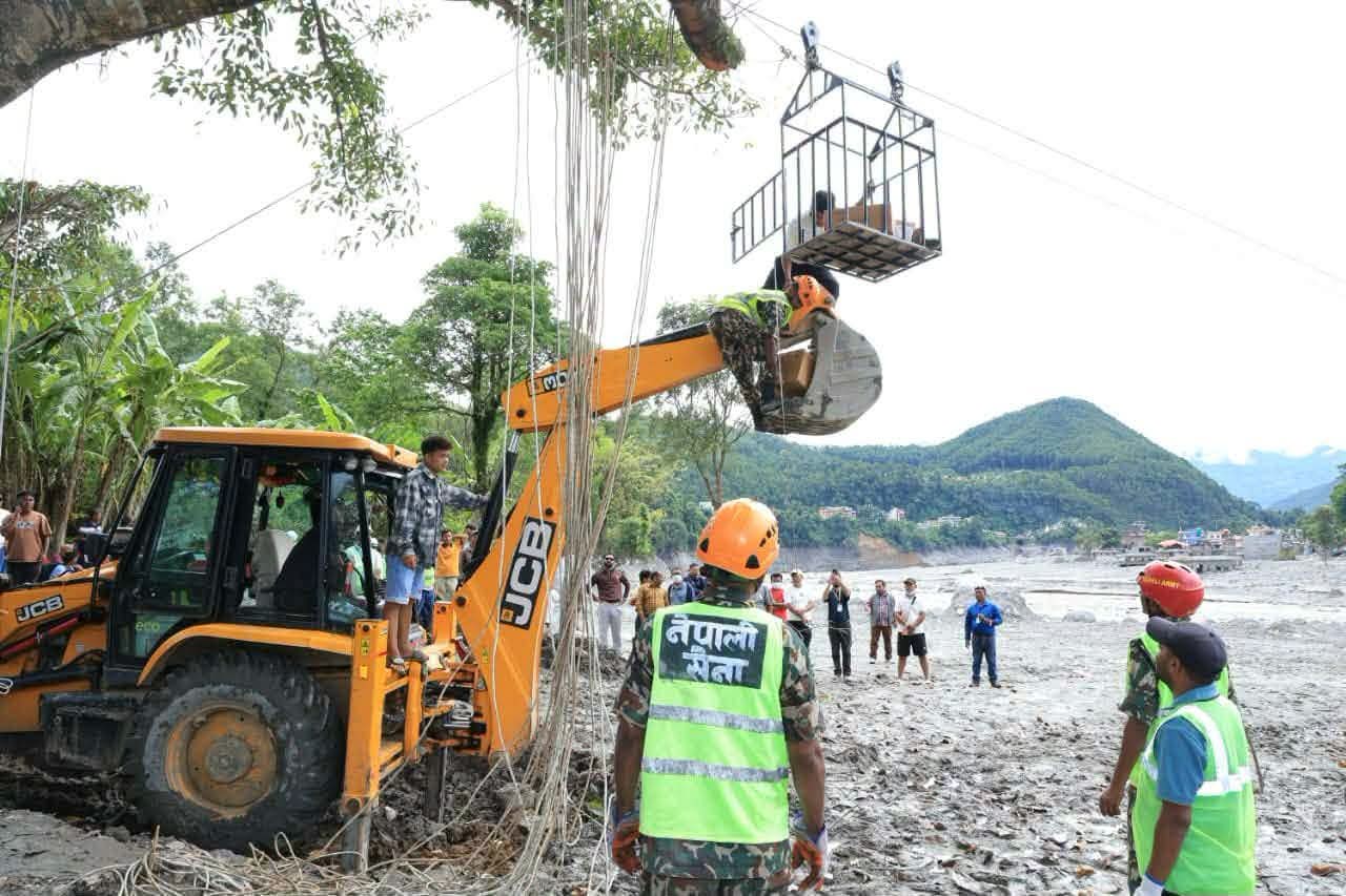 Eine Notfall-Seilbahn befördert Hilfsgüter über den reißenden Trishuli-Fluss im Distrikt Nuwakot.