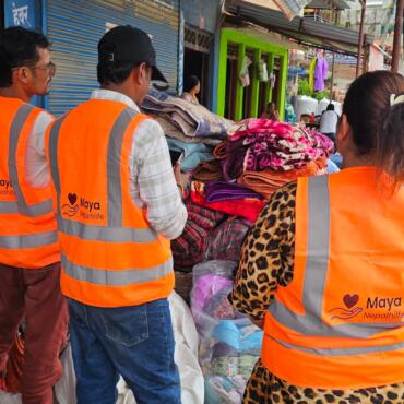 Zusammengerollte Matratzen und Bettzeug für den Schutz vor Nässe bei der Soforthilfe in Nuwakot