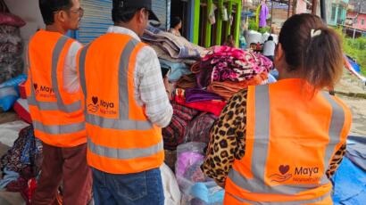 Zusammengerollte Matratzen und Bettzeug für den Schutz vor Nässe bei der Soforthilfe in Nuwakot
