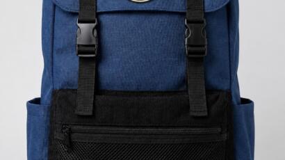 Blauer Schulrucksack mit rundem Maya Nepalhilfe Logo auf der Vortasche für Kinder nach der Flutkatastrophe