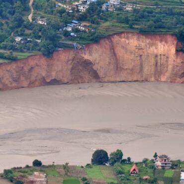 Luftaufnahme eines massiven Hangerdrutschs am Ufer des Trishuli-Flusses in Nuwakot nach schwerem Monsunregen in Nepal.