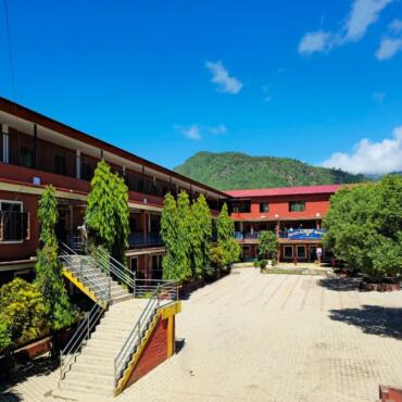 Unbeschädigtes Schulgebäude der Orchid Academy in Battar Nuwakot
