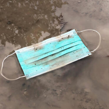 Überflutetes Dorf und beschädigtes Trinkwassersystem im Flutgebiet Nuwakot Nepal.