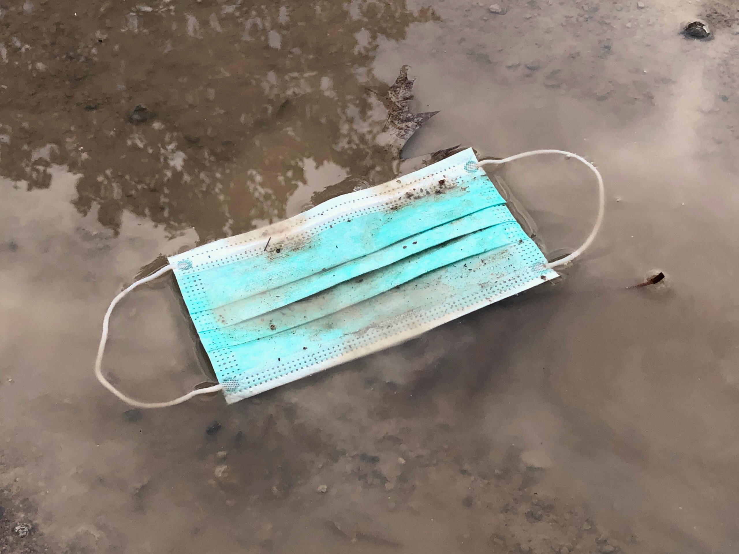 Überflutetes Dorf und beschädigtes Trinkwassersystem im Flutgebiet Nuwakot Nepal.