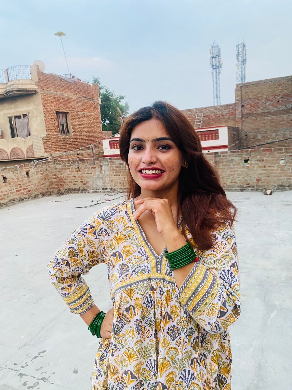 Sunita, ausgebildete Krankenschwester aus Kathmandu, lächelt in die Kamera.