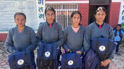 Pullover und Schulrucksäcke für Flutopfer Schulkinder in Nuwakot