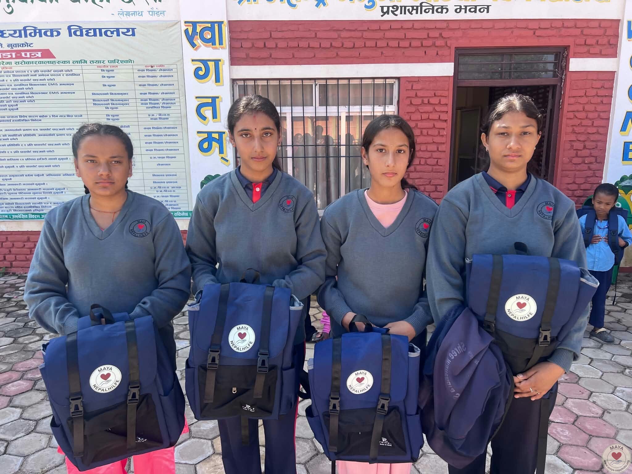 Pullover und Schulrucksäcke für Flutopfer Schulkinder in Nuwakot